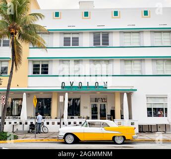 MIAMI, USA - APR 2019: Art deco Gebäude, Avalon Hotel, und gelben und weißen Oldsmobile Rocket 88 von Avalon Hotel am Ocean Drive, Miami Beach geparkt Stockfoto