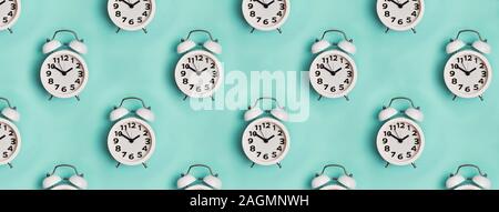 Retro Alarm Clocks auf pastellfarbenen Hintergrund. Stockfoto