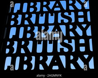 British Library Gates am Eingang, Euston Rd, London, Camden, England, UK, NW1 2DB Stockfoto