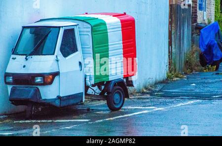 Eine sehr kleine Italienische farbige Van. Stockfoto