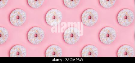 Kreative Hintergrund mit köstlichen glasierten Krapfen Stockfoto