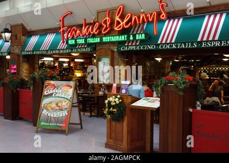 Die Leute Essen & Trinken in Frankie & Bennys italienische Bar/Restaurant am Flughafen Manchester Abflughalle Terminal 2, Lancashire, England, Großbritannien. Stockfoto
