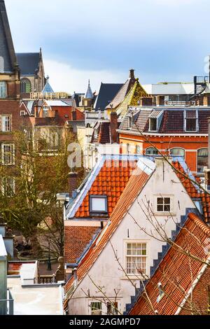 Stadt Luftaufnahme mit traditionellen Häusern und rote Dächer in Leiden, Niederlande Stockfoto