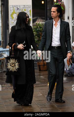 Nick Cave und Frau Susie Bick verlassen nach der Musiker sang bei der Beerdigung der London Bridge terror Angriff Opfer Jack Merritt an der Großen Marienkirche in Cambridge. Stockfoto