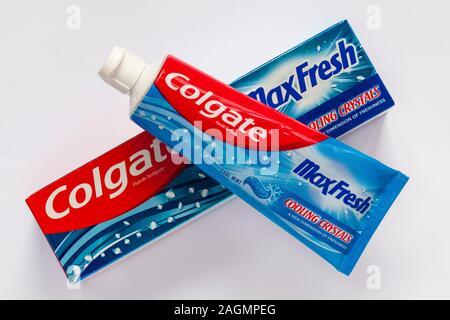 Tube Colgate MaxFresh, Colgate Max Frisch, Kühlung Kristalle eine neue Dimension der frische Zahnpasta auf Box auf weißem Hintergrund Stockfoto