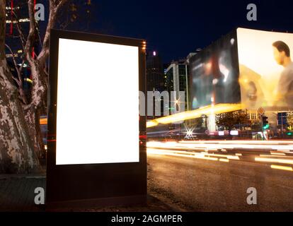 Reklametafeln Outdoor, Werbung Mockup, leere Rahmen Platz für Logo und Text. Moderne Wohnung Stil Namensschild. Outdoor street banner Night Shot, lange e Stockfoto