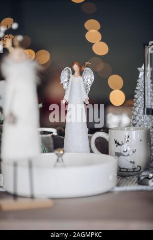 Weihnachten Engel Figur auf dem festlichen Tisch Stockfoto