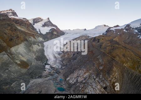 Luftaufnahme von Bergen, Wald und im Sommer in der Nähe von Zermatt. Die Schweiz im Herbst Stockfoto