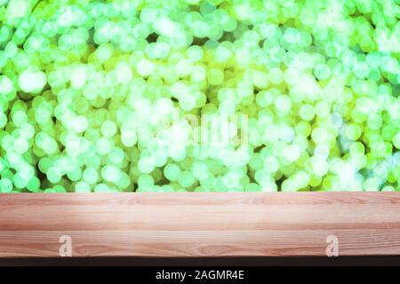 Leere Holzdeck Tabelle mit unscharfen festliche Bokeh leuchtet auf dem Hintergrund. Stockfoto