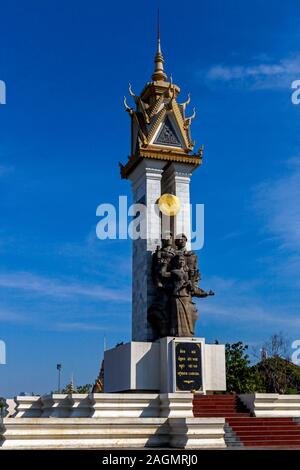 Ein großes Denkmal zur Erinnerung an die Allianz zwischen Kambodscha und Vietnam ist ein Wahrzeichen am Wat Botum Park in Phnom Penh, Kambodscha. Stockfoto