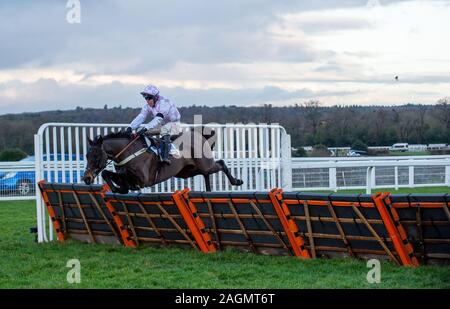 Ascot Weihnachten Familie Racing Wochenende, Ascot, Berkshire, Großbritannien. 20 Dez, 2019. Jockey Robbie Macht gewinnt der Himmel Wette höchsten Prüfung Anfänger "Hurdle Race (Klasse 1) auf Pferd Master Debonair. Eigentümer der Gosden Mob & Sprayclad UK, Trainer Colin Tizzard, Züchter M C&Frau Yeo, Sponsor Coral Racing Ltd. Credit: alamy Live News/Maureen McLean Stockfoto