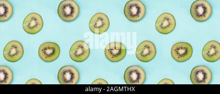 In Scheiben geschnittene frische organische Kiwis. Stockfoto
