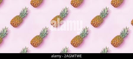 Kreative essen Muster mit Ananas auf rosa Hintergrund. Stockfoto