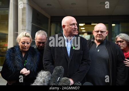 Die Familie von Harry Dunn (in London von links nach rechts) Mutter Charlotte Charles, stiefvater Bruce Charles, Familie Wortführer Radd Seiger, Vater Tim Dunn und Stiefmutter Tracey Dunn außerhalb des Ministerium der Justiz nach einem Treffen mit dem Staatsanwalt. Anne Sacoolas wurde mit Tod durch gefährliches Fahren, nachdem das Auto, das Sie fahren war angeblich mit 19-year-old Harry's Motorrad außerhalb RAF Croughton in Northamptonshire am 27. August kollidierte. Stockfoto