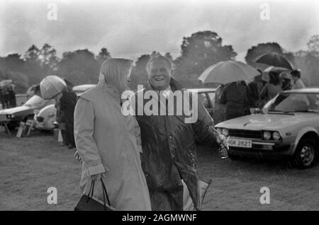 Schlechtes Wetter Großbritannien der 80er Jahre Menschen in Cowdray Park Polo Club 1981 nass im Freien picknicken, während der Mittagspause UK HOMER SYKES Stockfoto