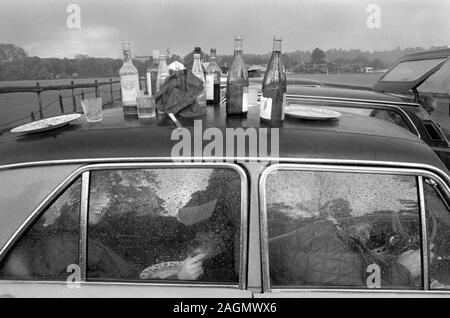 Schlechtes Wetter UK 1980er Jahre Menschen sitzen in ihrem Auto, halten sich aus dem Regen im Cowdray Park Polo Club 1981. Ein nasses Picknick im Freien während der Mittagspause des Polo-Spiels. HOMER SYKES Stockfoto