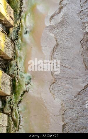 Ein Sludgy schlammigen Flussbett im Herzen der Britischen Landschaft. Stockfoto