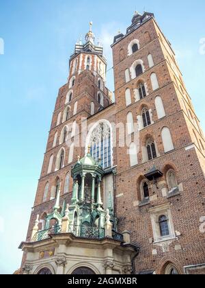 Wunderschöne Architektur und Interieur der St. Mary's Basilica am Hauptplatz in Krakau, Polen. Stockfoto