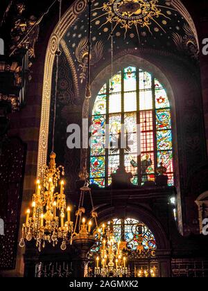 Wunderschöne Architektur und Interieur der St. Mary's Basilica am Hauptplatz in Krakau, Polen. Stockfoto