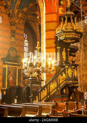 Wunderschöne Architektur und Interieur der St. Mary's Basilica am Hauptplatz in Krakau, Polen. Stockfoto