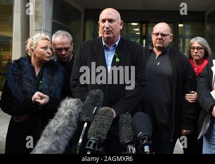 Die Familie von Harry Dunn (in London von links nach rechts) Mutter Charlotte Charles, stiefvater Bruce Charles, Familie Wortführer Radd Seiger, Vater Tim Dunn und Stiefmutter Tracey Dunn außerhalb des Ministerium der Justiz nach einem Treffen mit dem Staatsanwalt. Anne Sacoolas wurde mit Tod durch gefährliches Fahren, nachdem das Auto, das Sie fahren war angeblich mit 19-year-old Harry's Motorrad außerhalb RAF Croughton in Northamptonshire am 27. August kollidierte. Stockfoto