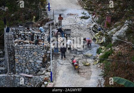 (191220) - DAHUA, Dez. 20, 2019 (Xinhua) -- Menschen alte Häuser in Bahao Dorf Dahua Yao autonomen County, South China Guangxi Zhuang autonomen Region, Nov. 12, 2019 renovieren. Durch steinigen Wüstenbildung Haunted, Dahua ist einer der am meisten von Armut betroffenen Landkreise in Guangxi, mit 90% der Fläche mit Steinen bedeckt. Die Menschen hier in traditionellen Häusern mit drei Geschichten, in denen die erste Geschichte für Viehzucht verwendet, das zweite für den Aufenthalt, und die dritte für die Lagerung von Lebensmitteln zu leben. Wie die meisten Häuser sind aus Stroh oder Holz - Fliesen Cottages, die Menschen haben viel sorgfältiger mit Feuer safet zu sein Stockfoto