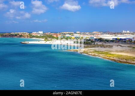 Blick auf den Hafen auf Aruba suchen von einem Kreuzfahrtschiff nach unten über die Stadt und die Boote. Niederländische Provinz namens Oranjestad, Aruba - schönen Karibischen Stockfoto