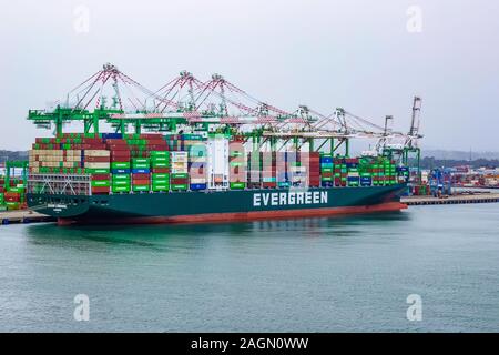 Colon, Panama - Dezember 8, 2019: Evergreen Container schiff mit voller Ladung im Hafen angedockt Stockfoto