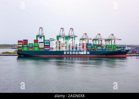 Colon, Panama - Dezember 8, 2019: Evergreen Container schiff mit voller Ladung im Hafen angedockt Stockfoto