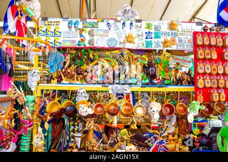 Puerto Limon, Costa Rica - Dezember 8, 2019: Ethnische Souvenirs, Baseball Caps, Taschen mit verschiedenen Muster hängen in Street Market Stockfoto