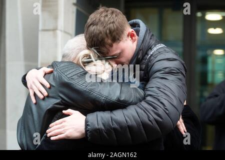 Harry Dunn Mutter Charlotte Charles (Mitte) und Stiefvater Bruce Charles (Links), die außerhalb des Bundesministeriums der Justiz in London nach einem Treffen mit dem Staatsanwalt. Anne Sacoolas wurde mit Tod durch gefährliches Fahren, nachdem das Auto, das Sie fahren war angeblich mit 19-year-old Harry's Motorrad außerhalb RAF Croughton in Northamptonshire am 27. August kollidierte. Stockfoto