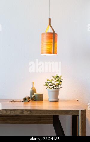 Schalten Sie die Lampe über dem Tisch aus Holz Stockfoto