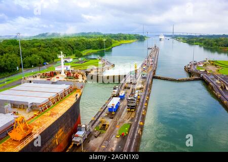 Anzeigen von Panama Kanal von Kreuzfahrtschiff Stockfoto