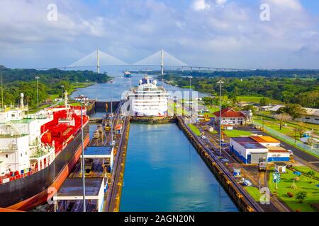 Panama Canal, Panama - Dezember 7, 2019: ein Frachtschiff in die Miraflores Schleusen des Panamakanals Stockfoto