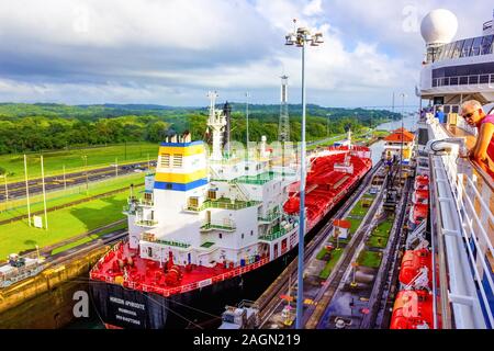 Panama Canal, Panama - Dezember 7, 2019: ein Frachtschiff in die Miraflores Schleusen des Panamakanals Stockfoto