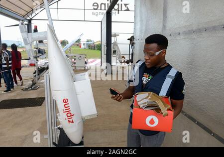 Ruanda, Gitarama, Muhanga, zipline drone Flughafen, zipline ist eine amerikanische Start-up und liefert Blut bewahren und Medikamente von drohne zu ländlichen Gesundheitszentren, die Batterie betriebene Plz 2 können bei einer Höchstgeschwindigkeit rund 79 Meilen pro Stunde fahren, Durchführung von 3,85 Pfund von Ladung und hat eine Reichweite von 160 km Hin- und Rückfahrt, die Lieferung wird durch einen kleinen Fallschirm abgeworfen, das Paket mit Blutkonserven in der Drone/RUANDA, Gitarama, Muhanga verpackt ist, zipline Drohnen Flugstation, zipline ist ein amerikanisches Start-up und transportiert Blutkonserven und Medikamente mit Drohnen wie der PLZ 2 zu ländlichen Kr Stockfoto