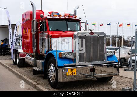 Riga, Lettland - 12 April 2019: riesige rote Peterbilt Truck von der Straße geparkt - Bild Stockfoto