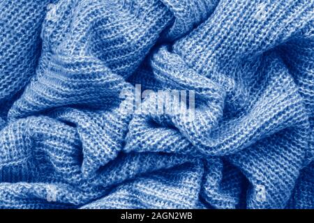 Closeup Classic blau Textur aus Gewirken aus Wolle Material Stoff oder Kleidung. Farben trendy 2020 Jahr Farbe Hintergrund mit Fältchen und Falten. Dunkelblau m Stockfoto