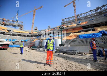 Bauarbeiter auf der Lusail Stadion in Lusail, Katar. Stockfoto