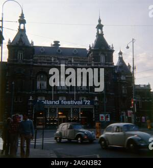 Jahrgang ca. 1972 Foto, Gebäude in Amsterdam, Niederlande, mit einem Banner für Holland Festival '72. Quelle: original Transparenz. Stockfoto