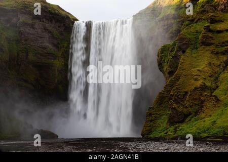 Skógafoss Wasserfalls auf die skógá River im Süden von Island liegt an den Klippen der ehemaligen Küstenlinie mit einer langen Verschlusszeit im Sommer Stockfoto