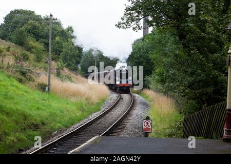 British Railways ehemalige Standard 4-6-0 Dampflok 75078 Ansätze Haworth Station auf dem Keighley & Worth Valley Heritage Preservation Linie Stockfoto