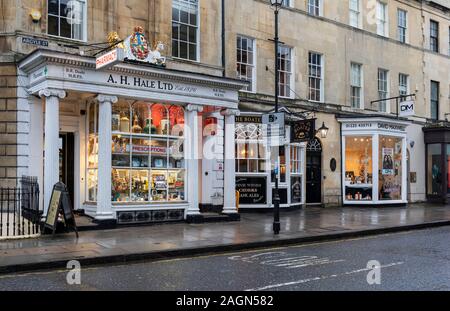 A.H. Hale Ltd, The Boater Public House und David Maxwell Hairdressing in Argyle Street, Bath, Somerset, England, Großbritannien Stockfoto