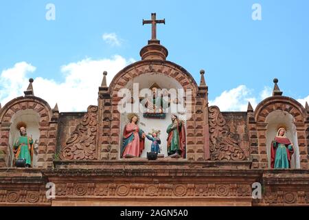 Eindrucksvoll verzierten Fassade der Iglesia de la Sagrada Familia oder Kirche der Heiligen Familie in Cusco, Peru Stockfoto