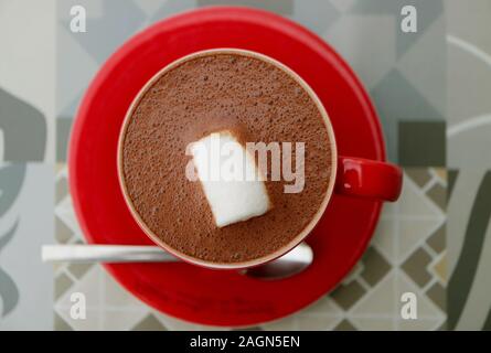 Blick von oben auf eine Tasse heiße Schokolade mit Marshmallows Floting Stockfoto