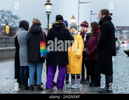 Stockholm, Schweden. 20. Dezember, 2019. Der 16-jährige schwedische Klima Aktivistin Greta Thunberg zurück in Schweden zeigt auf Mynttotget mit Freunden Stockfoto