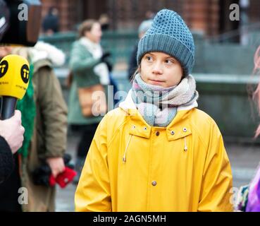 Stockholm, Schweden. 20. Dezember, 2019. Der 16-jährige schwedische Klima Aktivistin Greta Thunberg zurück in Schweden zeigt auf Mynttorget Stockfoto