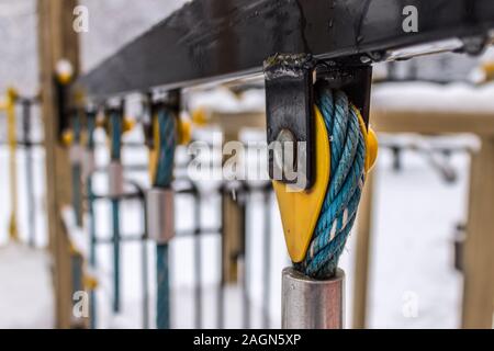 In der Nähe der Hängebrücke Kabelband. Zugkabel und seine strukturelle Element Stockfoto