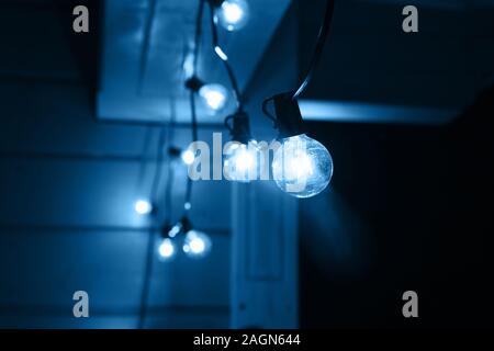 Dekorative outdoor string Lichter am Baum im Garten bei Nacht hängen Stockfoto