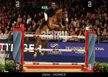 LONDON, ENGLAND - Dezember 19. Ben Maher reiten Gakhir während der Champagner Tattinger Efeu Pfähle bei der International Horse Show in Olympia, London am Donnerstag, den 19. Dezember 2019. (Credit: Jon Bromley | MI Nachrichten) Credit: MI Nachrichten & Sport/Alamy leben Nachrichten Stockfoto